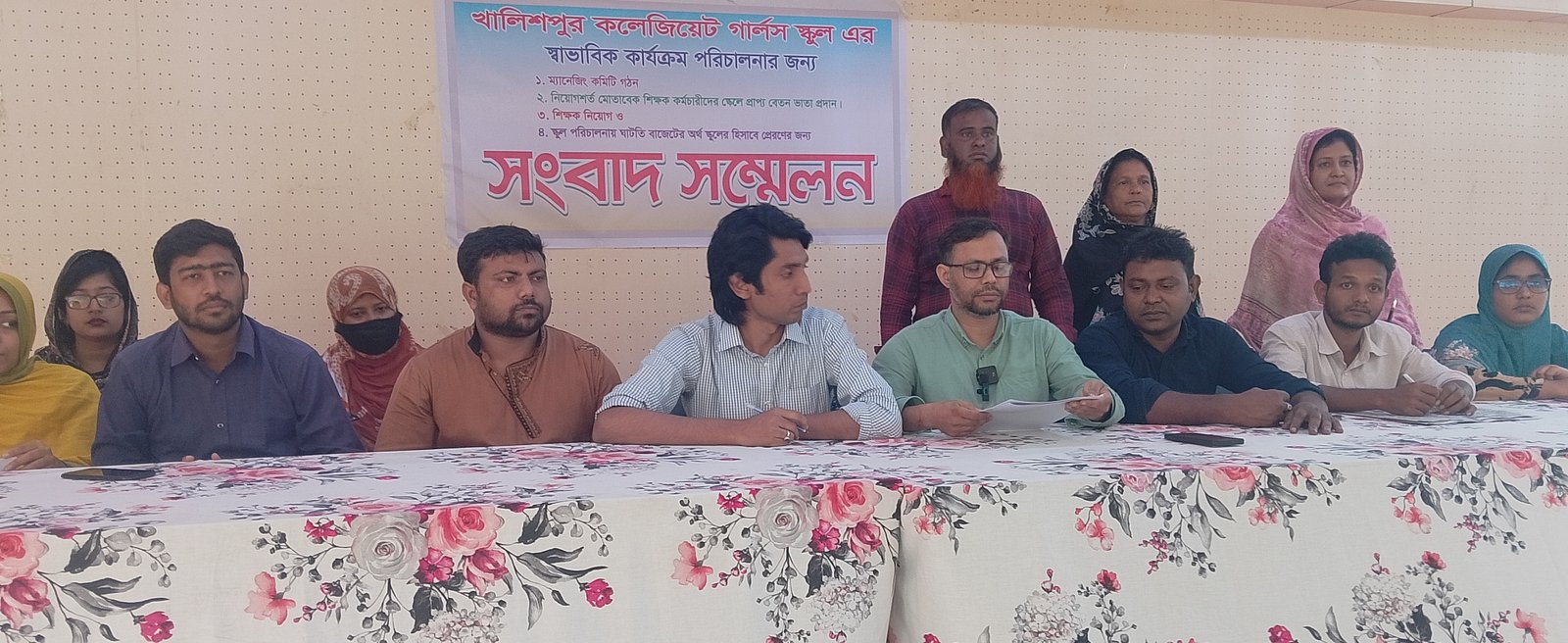 খঅলিশপুর কলেজিয়েট গালর্স স্কুলে ৈসংবাদ স্ম্মেলনে বক্তব্য রাখেন সিনিয়র শিক্সখ এসএম উজ্জল